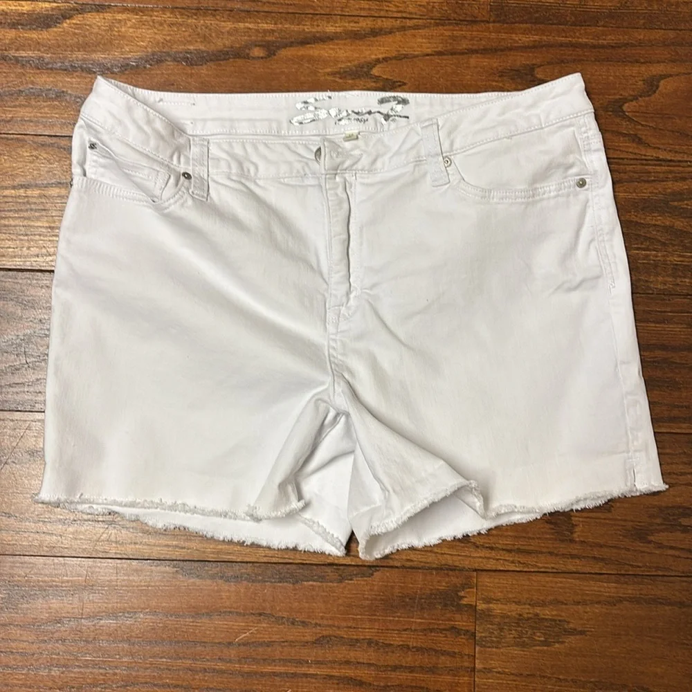 Seven7 White Denim Shorts "Weekend Shorts" Size 16 - Picture 9 of 9